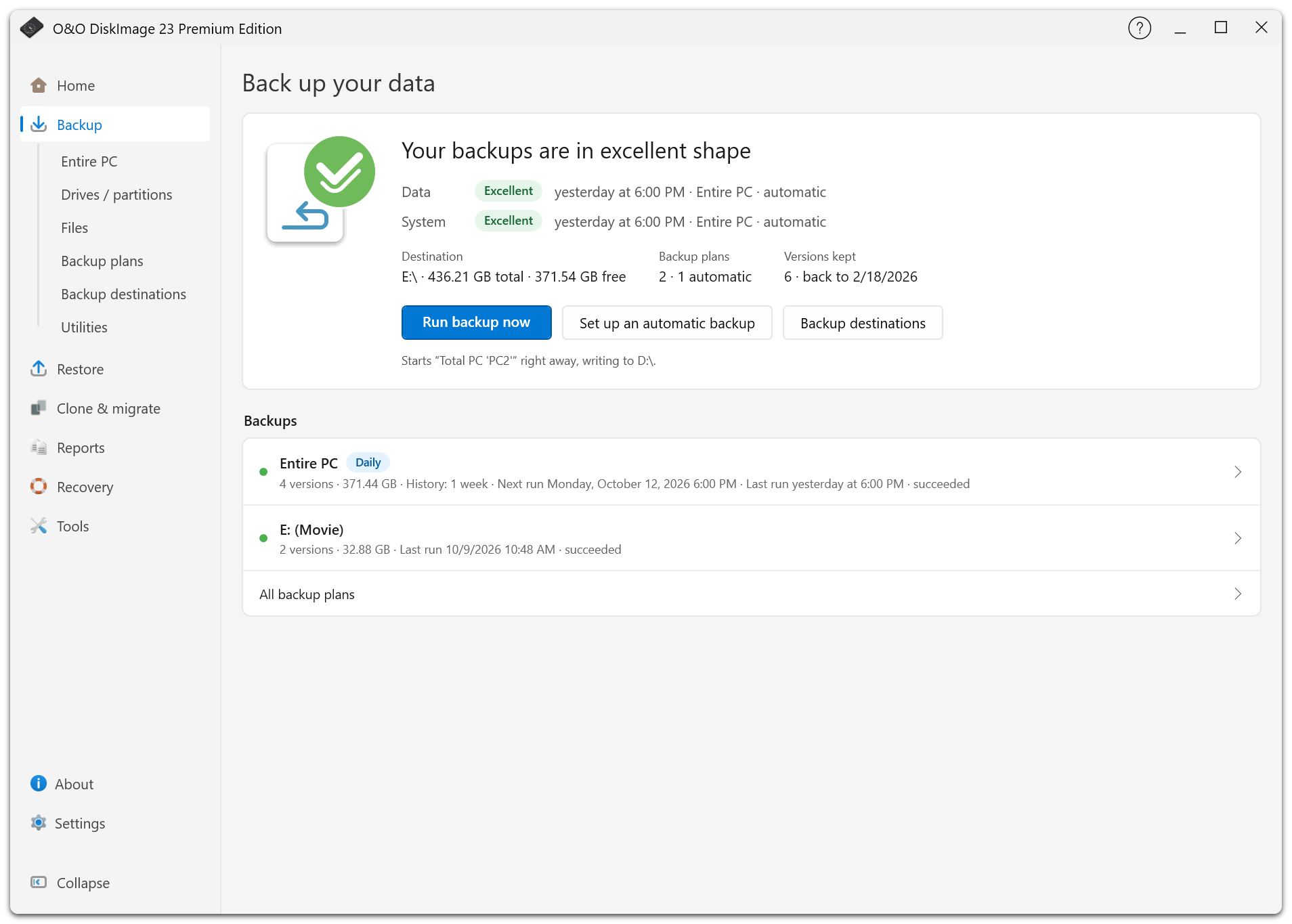 La vue d’ensemble des sauvegardes présente les plans existants et les actions pour lancer ou configurer une sauvegarde. (Interface en anglais.)